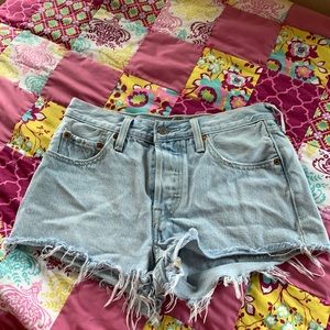 Size 0 light washed Levi denim shorts!